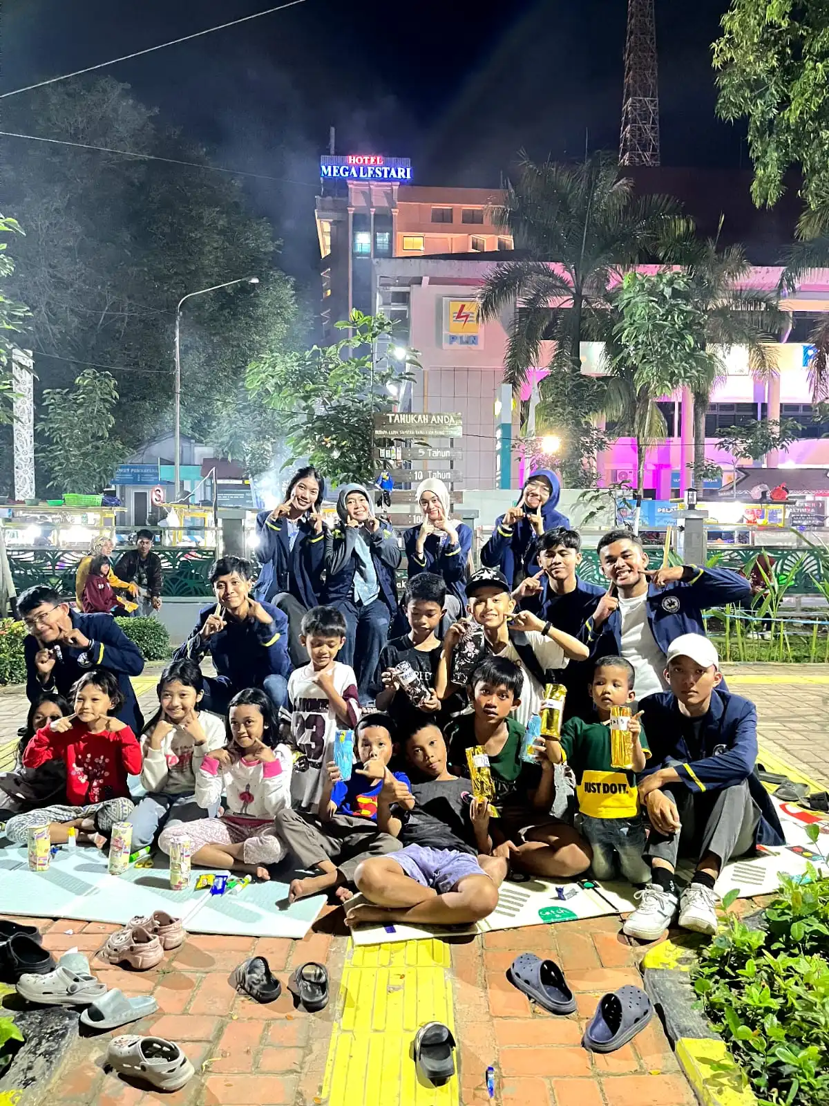 Kegiatan kerajinan tangan membuat celengan