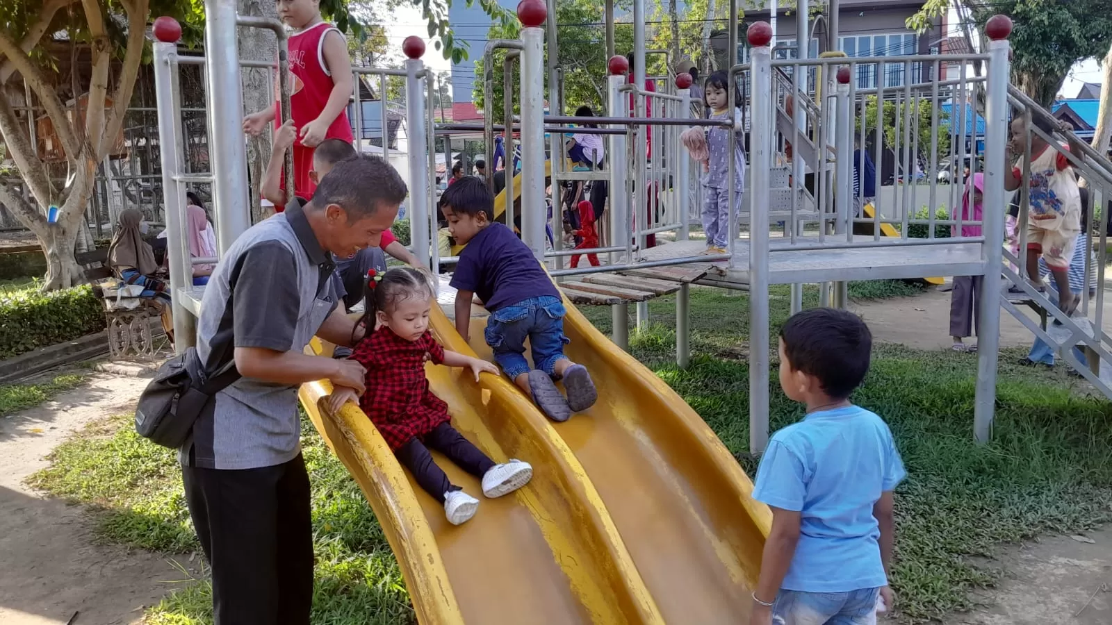Anak-anak bermain di RBRA Taman Bekapai